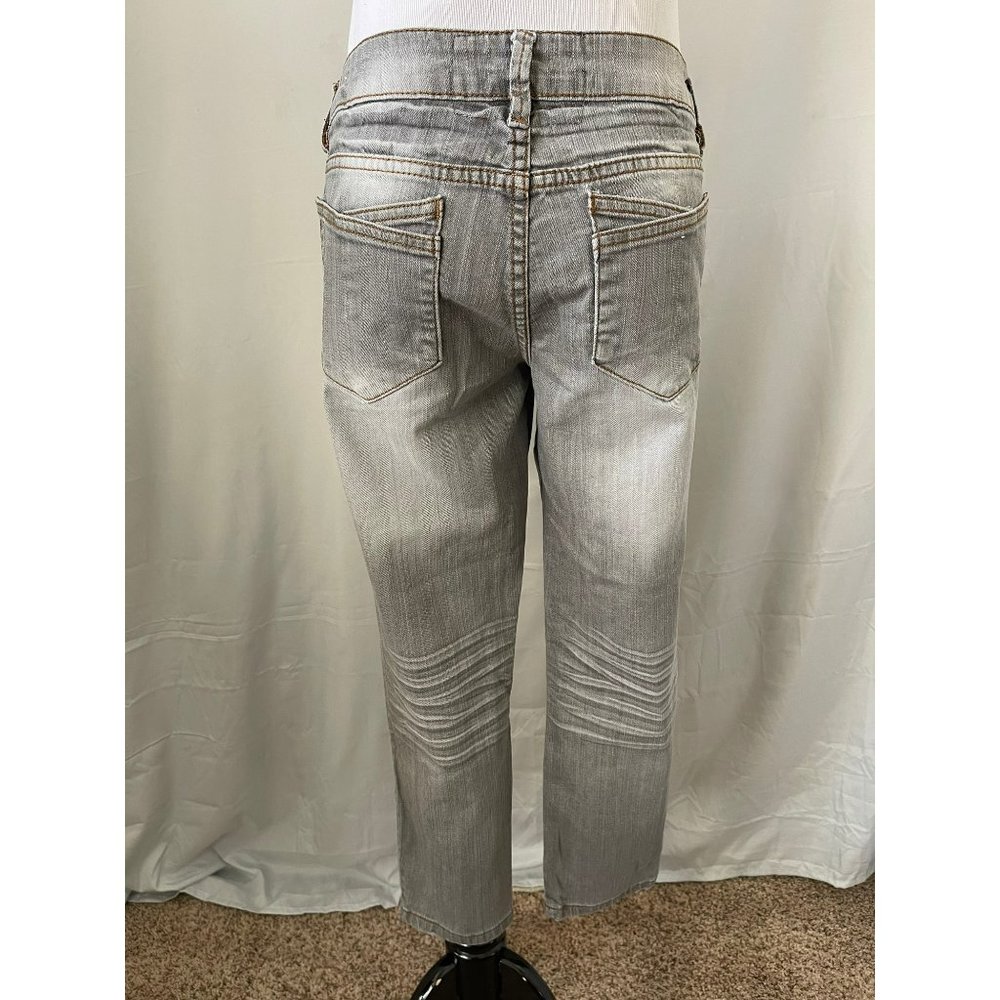 Dollhouse Light Gray Capri Jeans - 13 - Picture 6 of 12